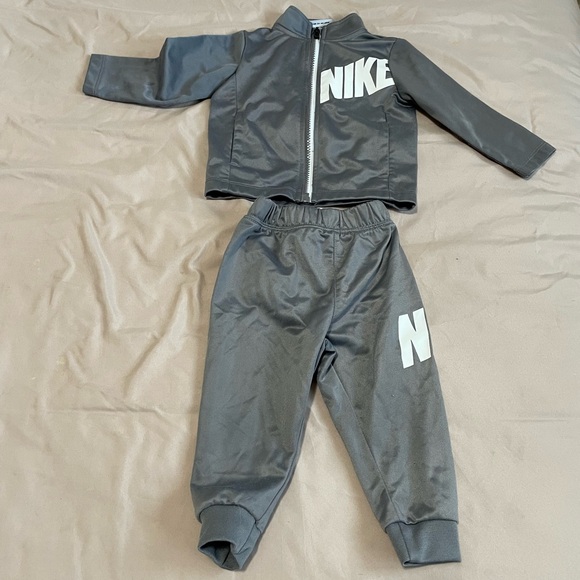 *SOLD* Nike Outfit Lot - Picture 2 of 9